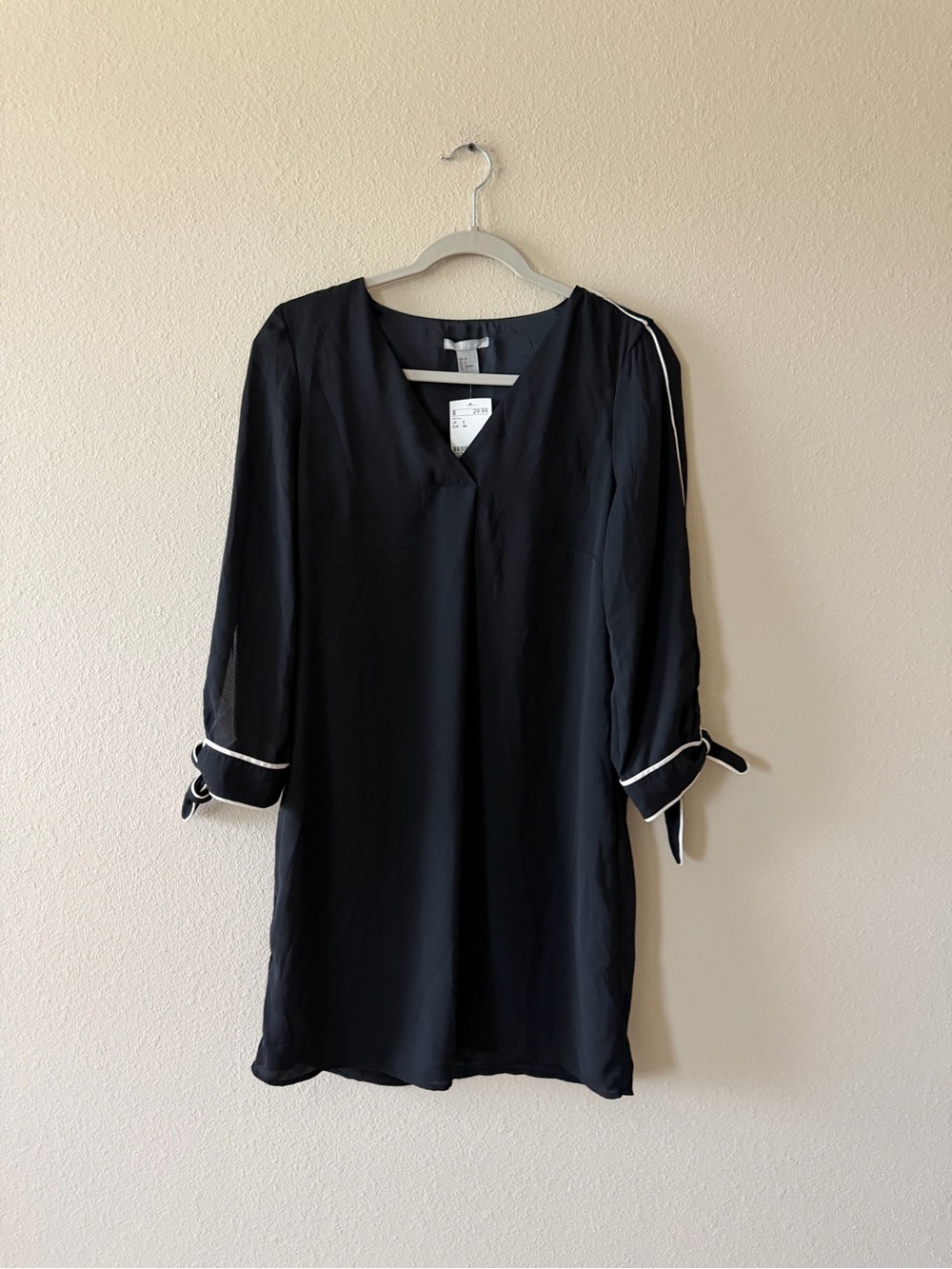H&M Black V-Neck Dress with Simple Silhouette